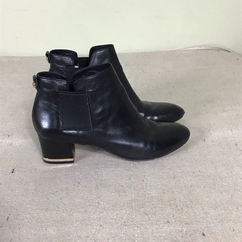 Vero Cuoio Signature black leather ankle bootie Women’s Size 8.5